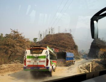 In Nepal herrscht Linksverkehr, und bei jeder günstigen und ungünstigen Gelegenheit wird überholt.