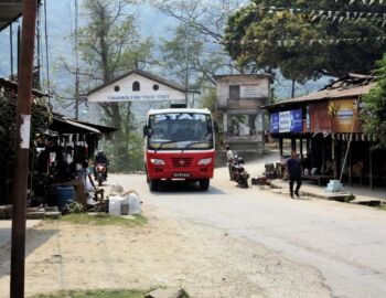 Mit einem solchen Touristenbus sind wir bis Besisahar gefahren.