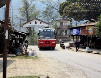 Mit einem solchen Touristenbus sind wir bis Besisahar gefahren.
