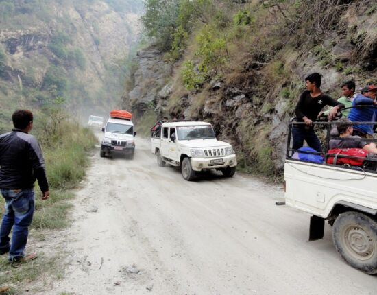 Die Piste nach Jagat ist schmal und extrem holprig.