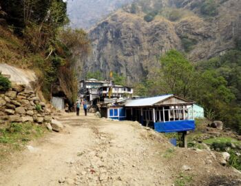 Immer wieder stehen am Rand der Piste alte und neue Lodges.