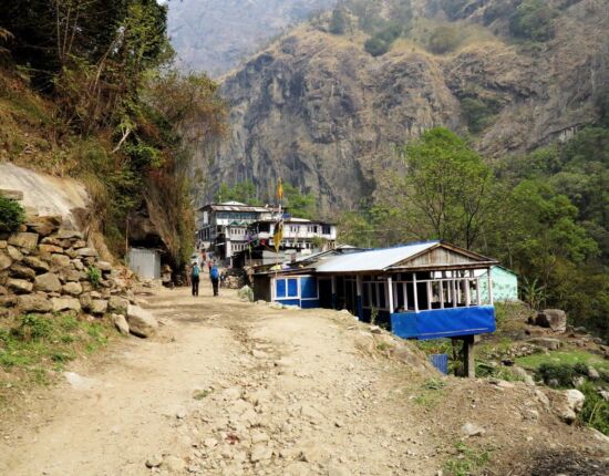 Immer wieder stehen am Rand der Piste alte und neue Lodges.