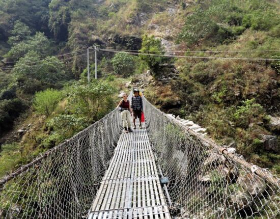 Dann kommt die erste Hängebrücke, wir verlassen die Piste.