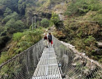 Dann kommt die erste Hängebrücke, wir verlassen die Piste.