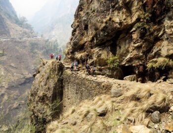 Hoch über dem Marshyangdi Ngadi verläuft rechts der Pfad und links die Piste.