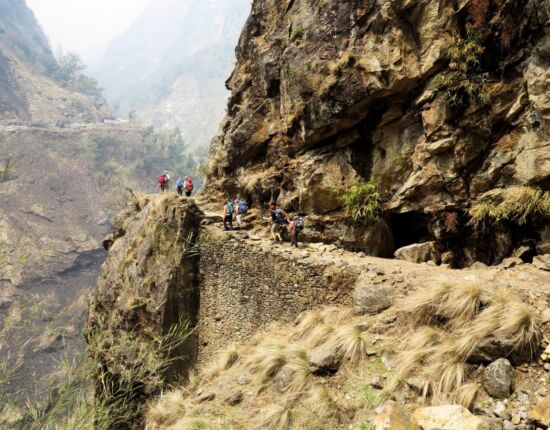 Hoch über dem Marshyangdi Ngadi verläuft rechts der Pfad und links die Piste.
