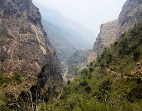 Das Tal des Marshyangdi Ngadi ist tief eingeschnitten.