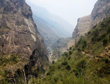 Das Tal des Marshyangdi Ngadi ist tief eingeschnitten.