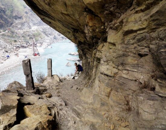 Eng ist der Pfad in den Fels gehauen.