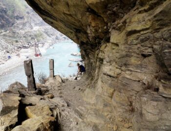 Eng ist der Pfad in den Fels gehauen.