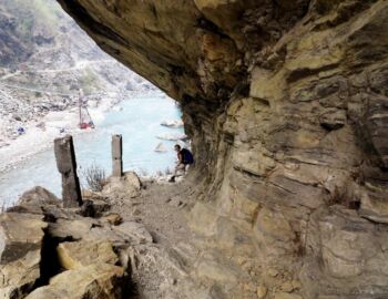 Eng ist der Pfad in den Fels gehauen.