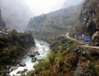 Kurz vor Dharapani werden wir von einem Gewitter überrascht.
