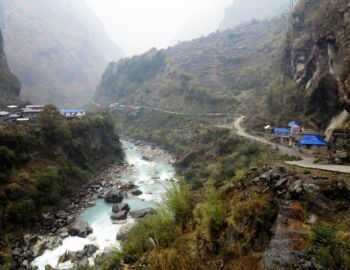 Kurz vor Dharapani werden wir von einem Gewitter überrascht.