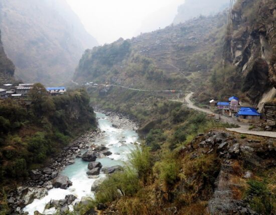 Kurz vor Dharapani werden wir von einem Gewitter überrascht.