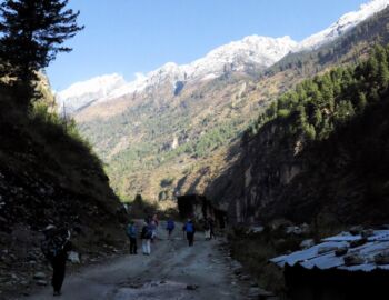 Die schneebedeckte Berge werden sichtbar.
