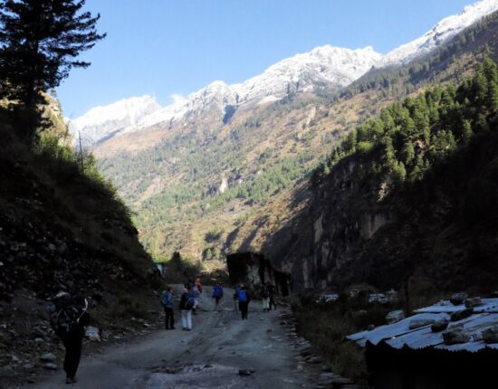 Die schneebedeckte Berge werden sichtbar.