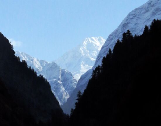 Über einem Seitental erscheint der Manaslu (8.163 m).