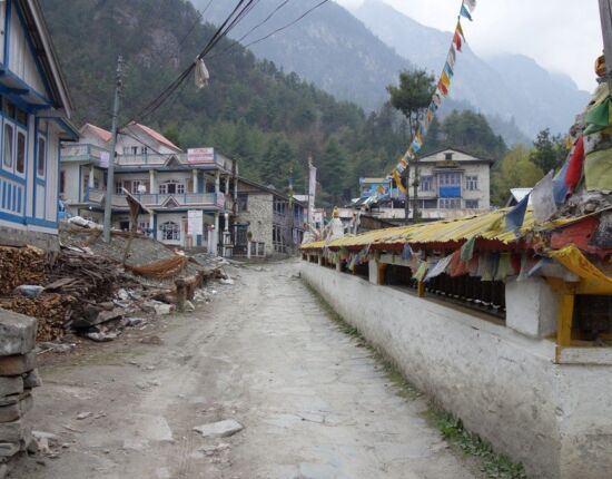 Erste Gebetsmühlen säumen den Wegesrand.