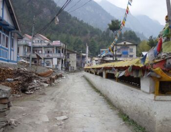 Erste Gebetsmühlen säumen den Wegesrand.