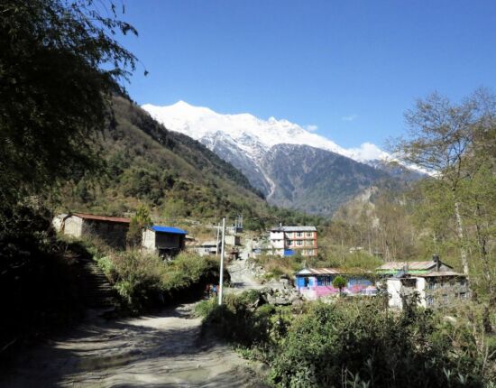 Die Gipfel der Annapurna-Ketter kommen zum Vorschein.