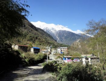 Die Gipfel der Annapurna-Ketter kommen zum Vorschein.