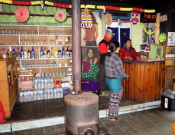 In kleinen Läden entlang des Weges gibt es fast alles.