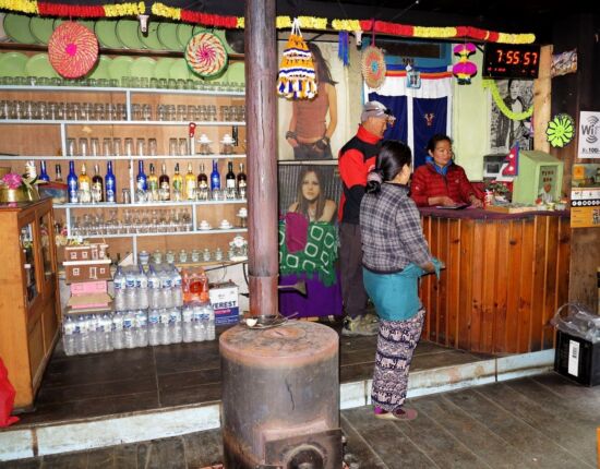 In kleinen Läden entlang des Weges gibt es fast alles.