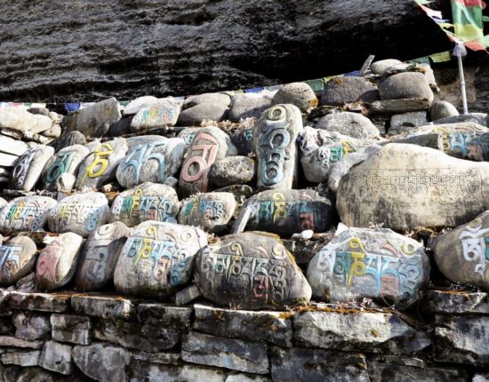 Manisteine säumen den Weg.