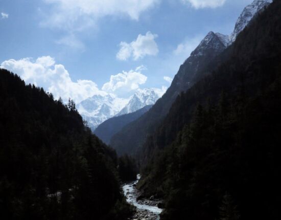 Eisriesen begleiten uns auf dem Weg.