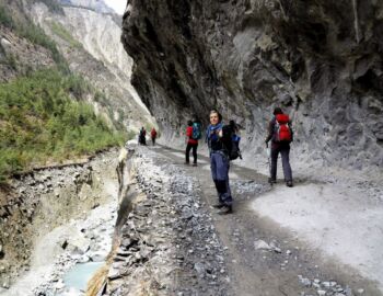 Der Weg ist in den Fels getrieben.