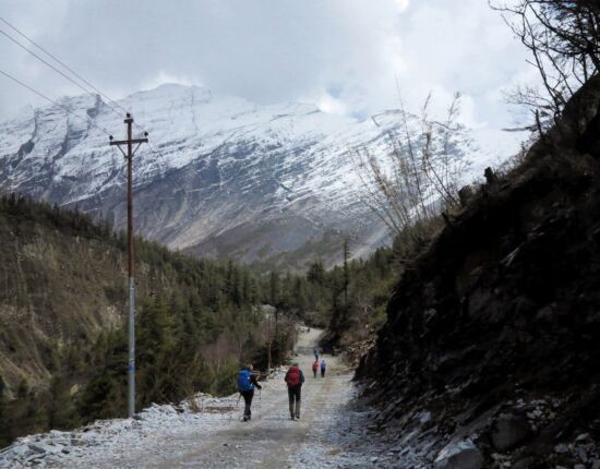Blick auf den verschneiten Swargadwari.