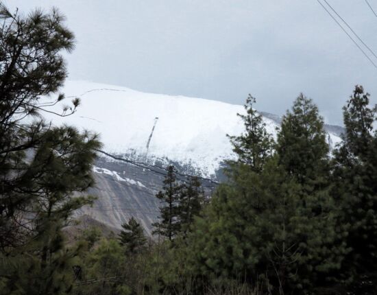 Blick auf den verschneiten Swargadwari.