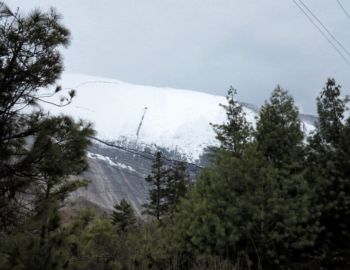 Blick auf den verschneiten Swargadwari.