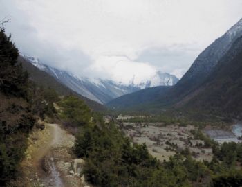 Blick auf den verschneiten Swargadwari.