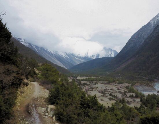 Blick auf den verschneiten Swargadwari.