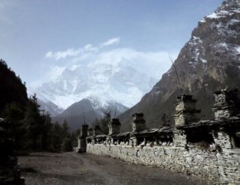 Gebetsmühlenmauer - immer links herum.