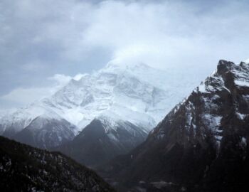Wolken und Neuschnee.