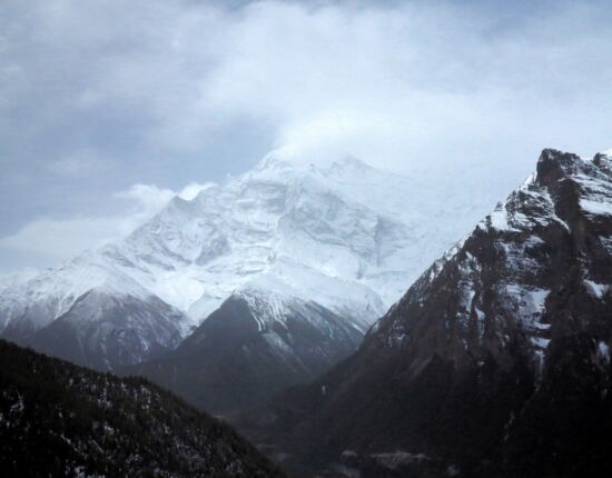 Wolken und Neuschnee.