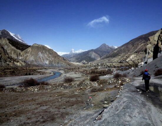 Blick über Manang zum Tilicho Peak und zur Grand Barriere.
