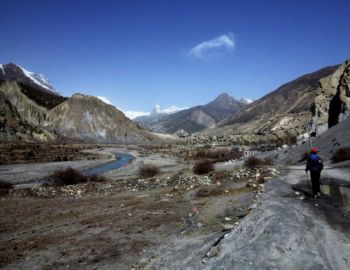 Blick über Manang zum Tilicho Peak und zur Grand Barriere.