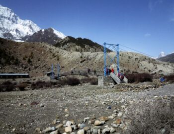 Der Pfad führt auf dem Kamm der Gangapurna-Moräne empor.