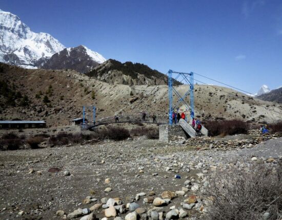 Der Pfad führt auf dem Kamm der Gangapurna-Moräne empor.