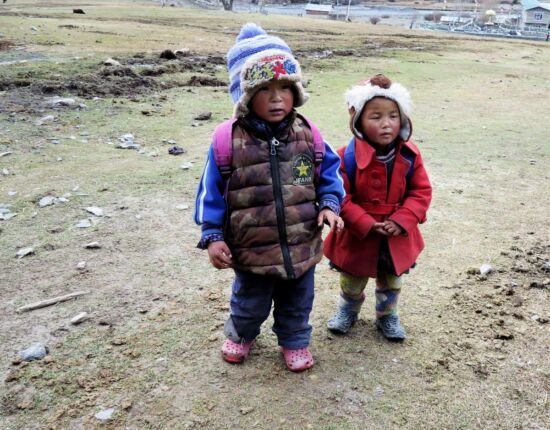 Kinder von Manang.