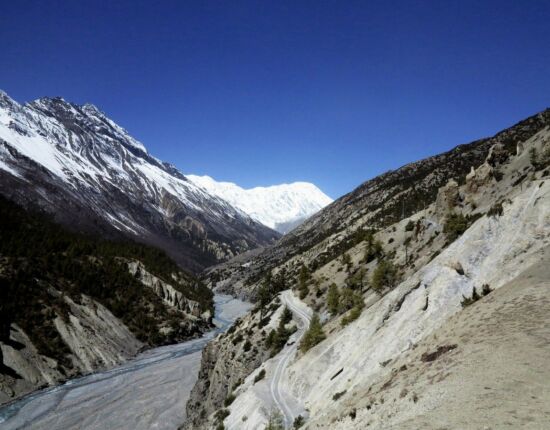 Auch hier zieht eine Piste in das Tal.