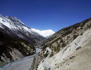 Auch hier zieht eine Piste in das Tal.