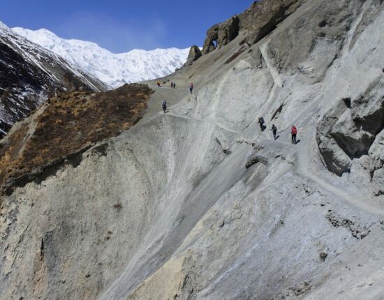 Der Pfad ist schmal und rutschig.