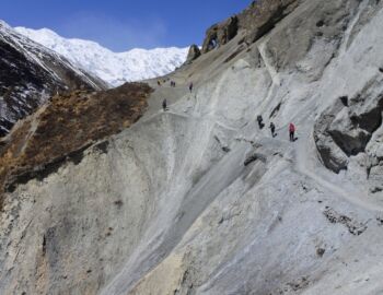 Der Pfad ist schmal und rutschig.