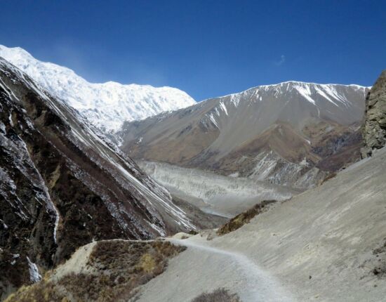 In der Ferne ist der Pfad zum Tilichosee zu erkennen.