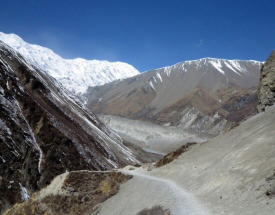In der Ferne ist der Pfad zum Tilichosee zu erkennen.