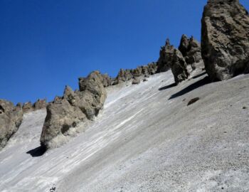 Bizzare Felskolosse stehen im Geröllfeld.